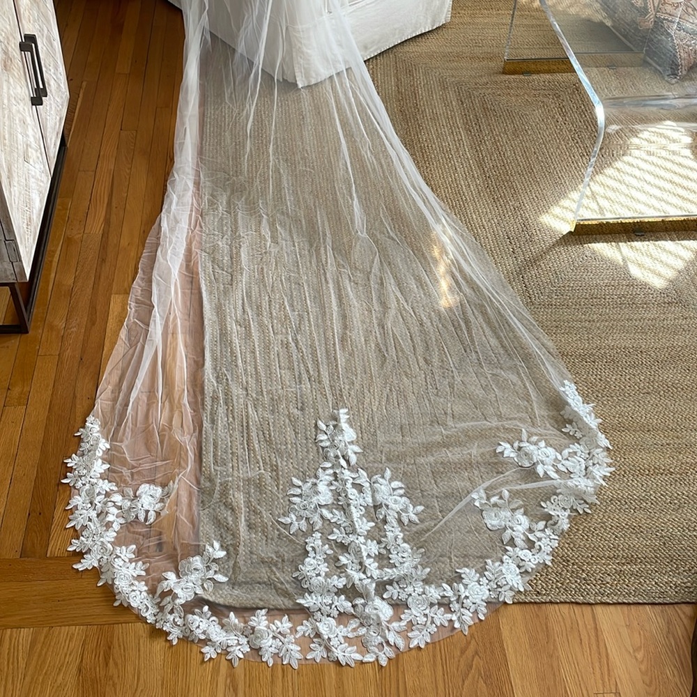 Cathedral floral veil, Wedding veil with flower lace appliqué - Ivory